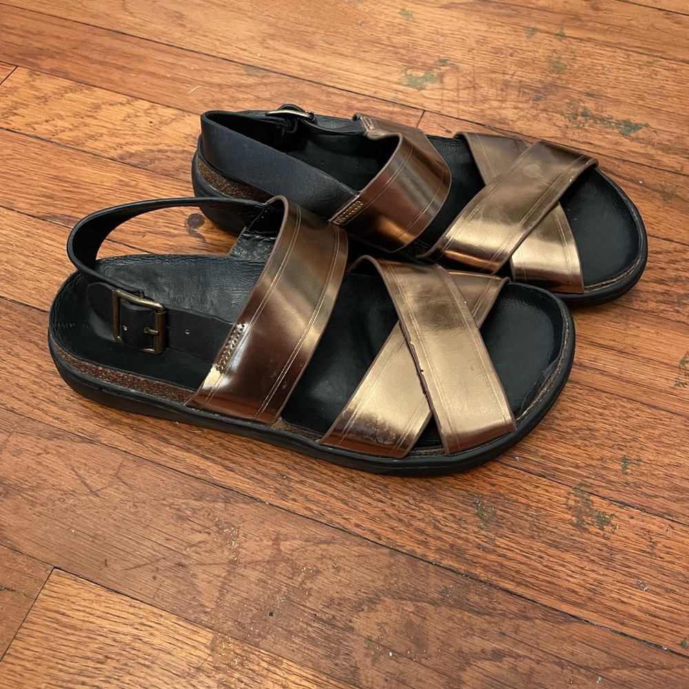 A7EIJE Adele Criss Cross Sandal Gold/Bronze Leather Sandal - Women’s Sz 8 💕🎀